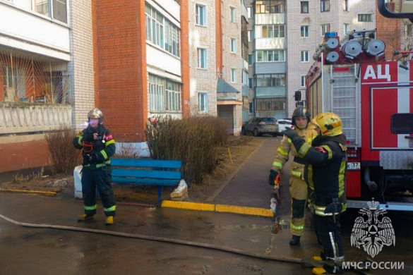 В Иванове спасатели потушили пожар на 9-м этаже, проложив рукав по фасаду здания